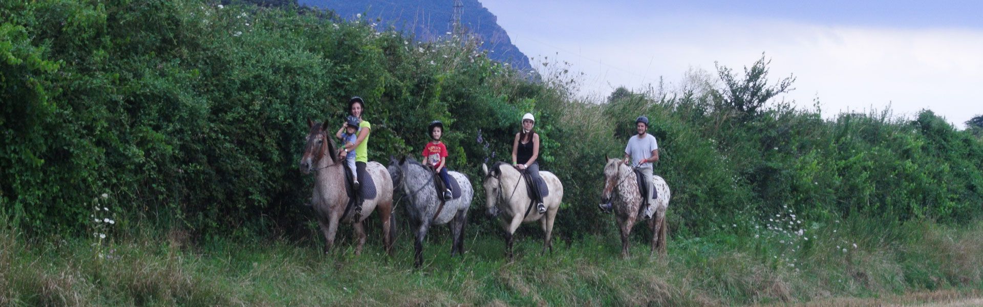 Activitats-garrotxa-camping-ecologic-lava-passejades-a-cavall-6-home (1)